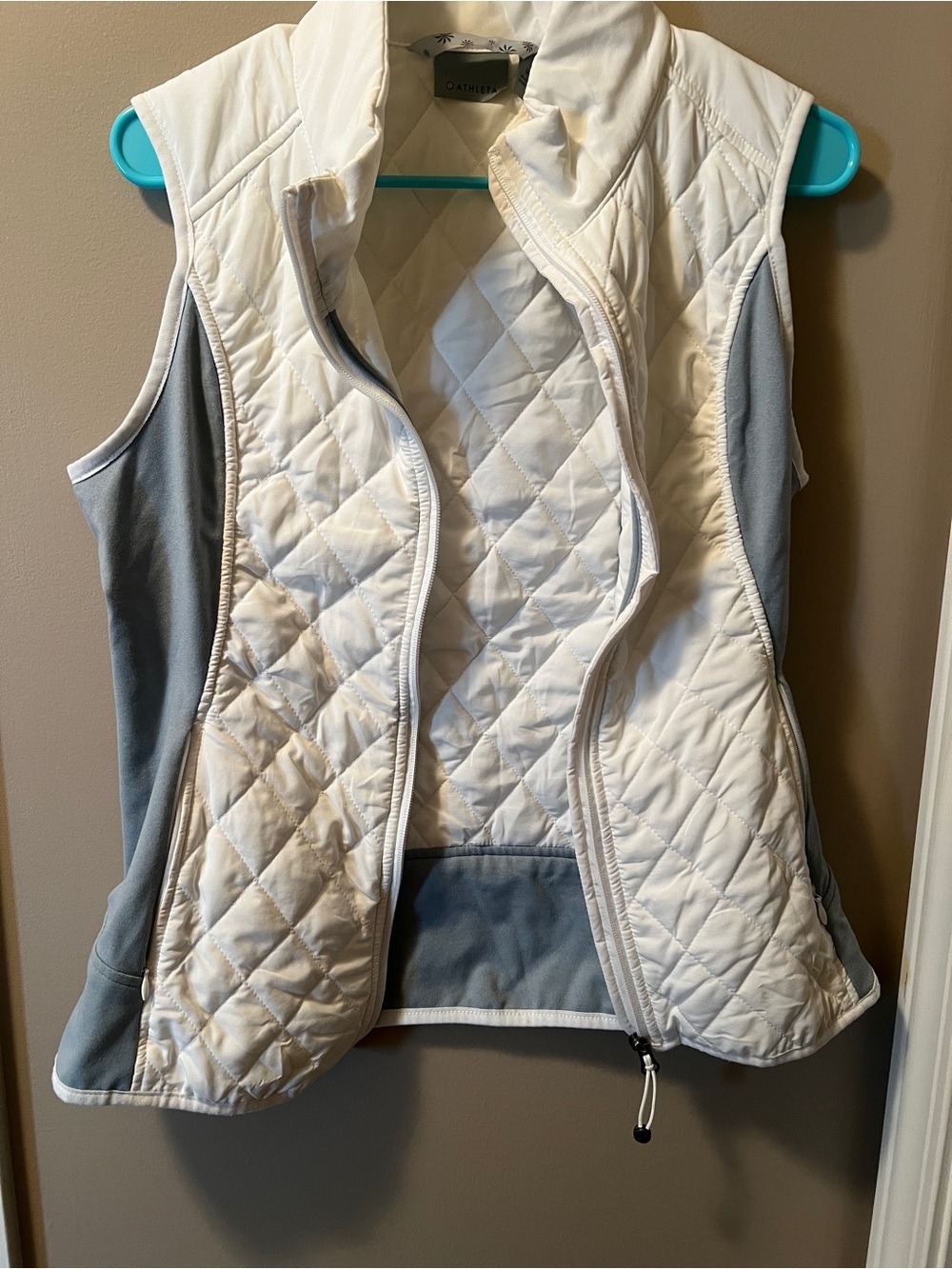 Athleta Quilted Sleeveless Vest in White and Gray